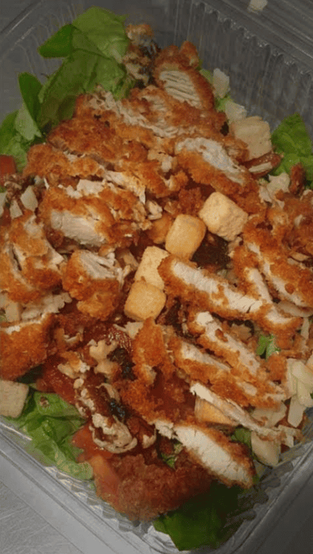 Salade César au poulet frit